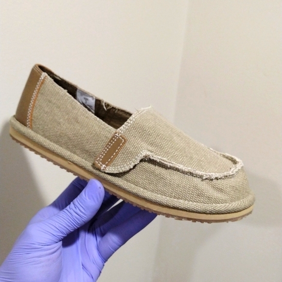 The Children's place Youth Boy - Size 3 Slip-on Shoes Tan & Brown, With Velcro - Picture 1 of 8